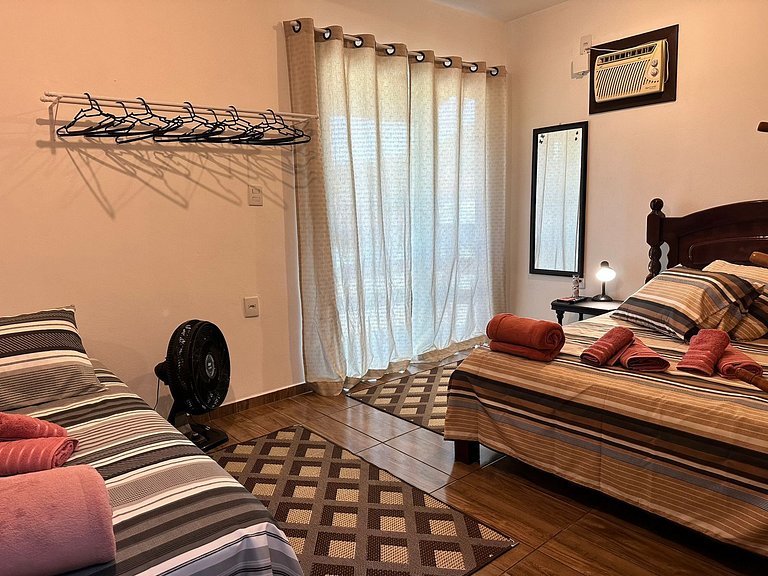 Rede, caiaques, sossego a metros do canal