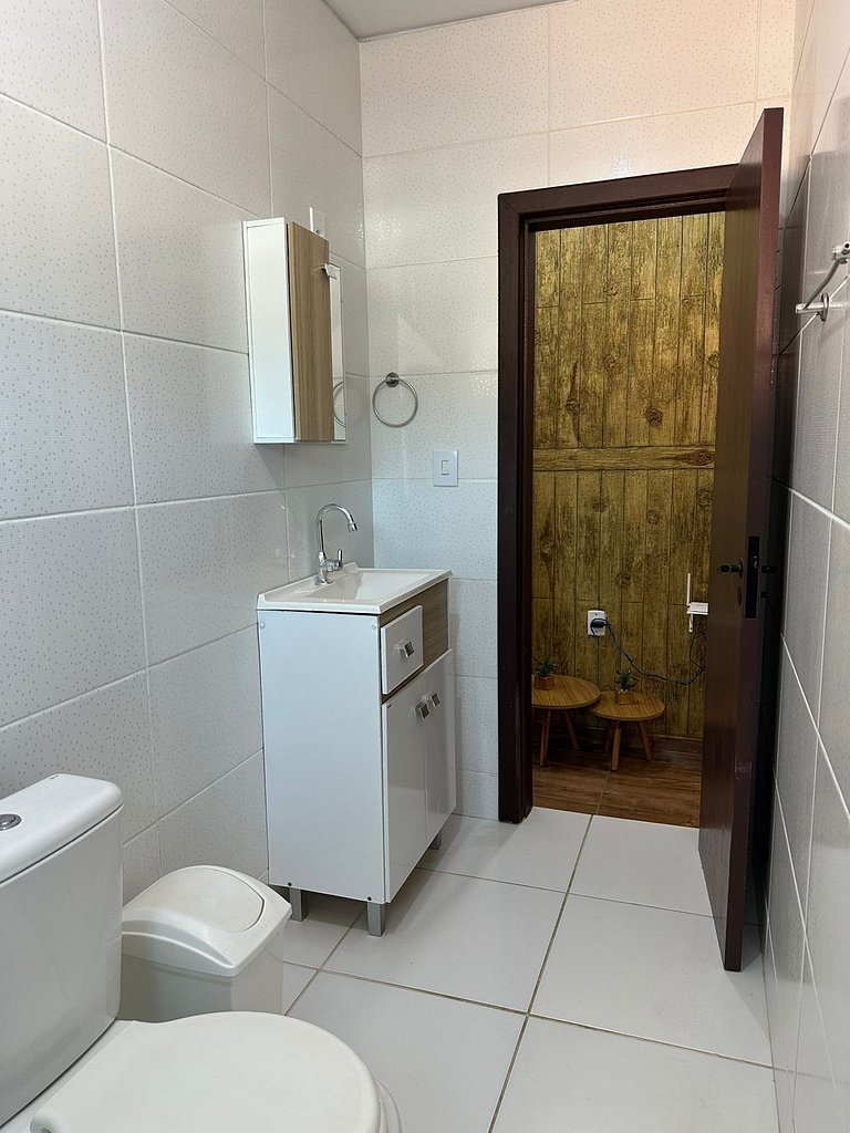 Rede, caiaques, sossego a metros do canal