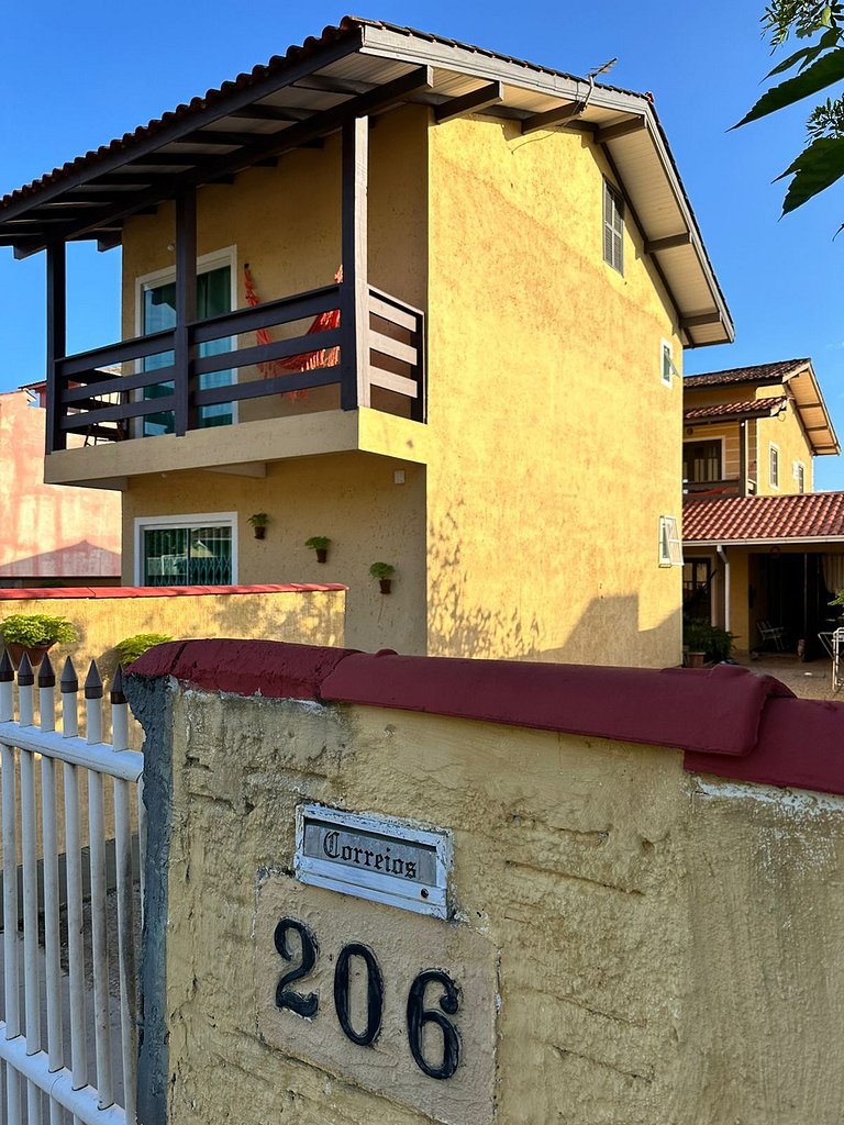 Rede, caiaques, sossego a metros do canal