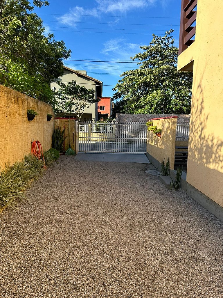 Rede, caiaques, sossego a metros do canal