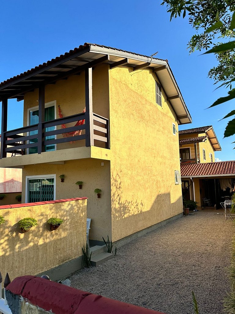 Rede, caiaques, sossego a metros do canal