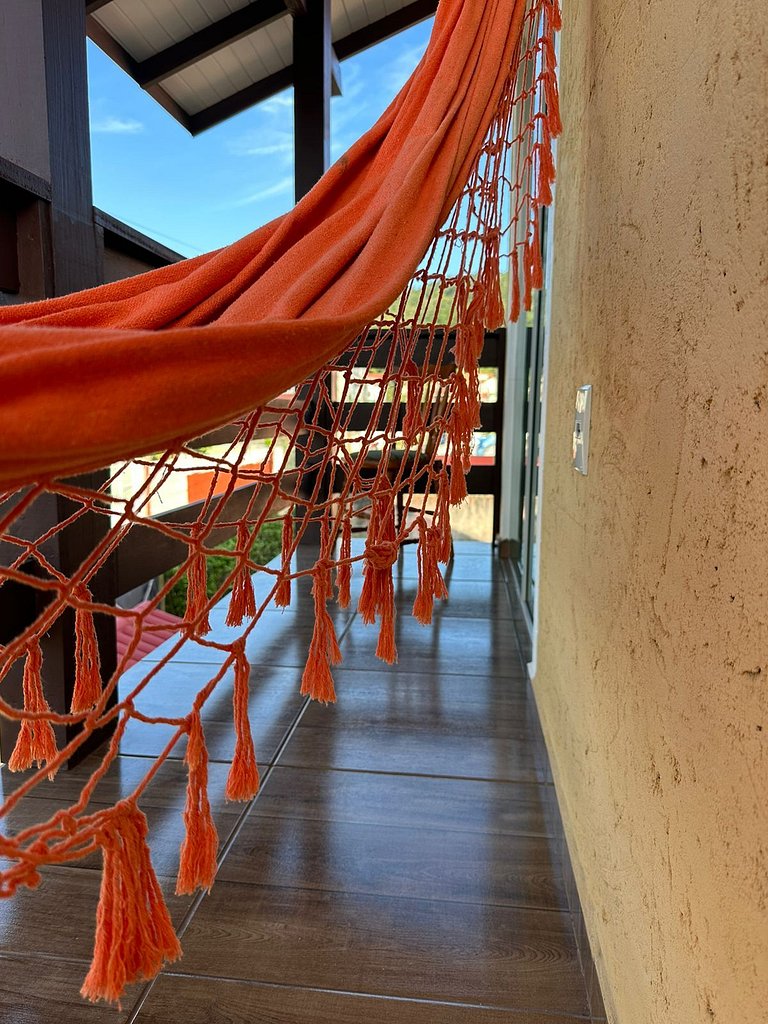 Rede, caiaques, sossego a metros do canal