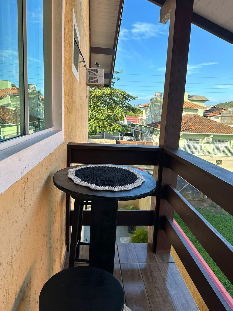 Rede, caiaques, sossego a metros do canal