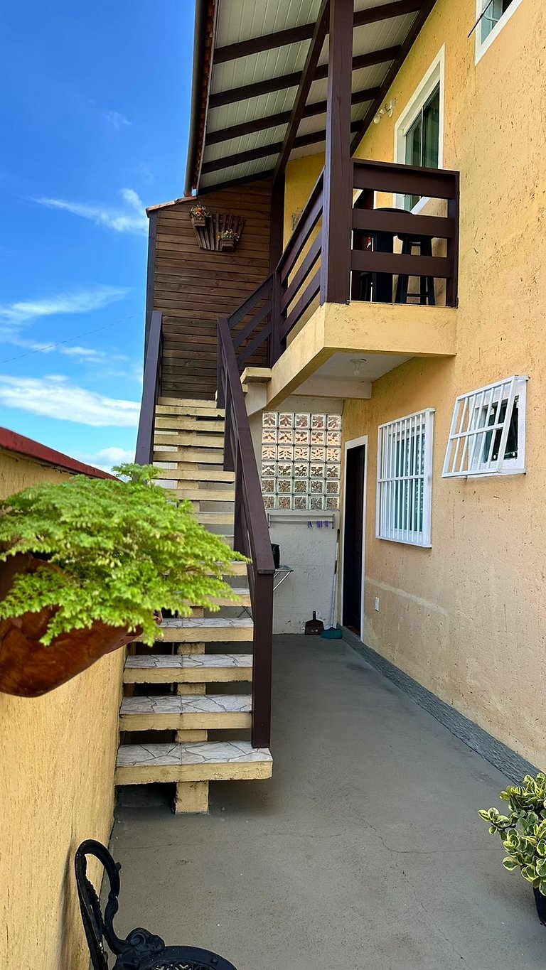 Rede, caiaques, sossego a metros do canal