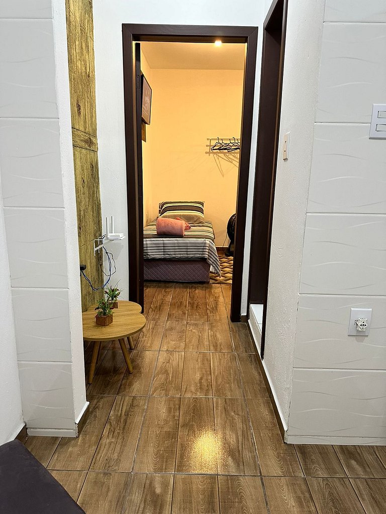 Rede, caiaques, sossego a metros do canal