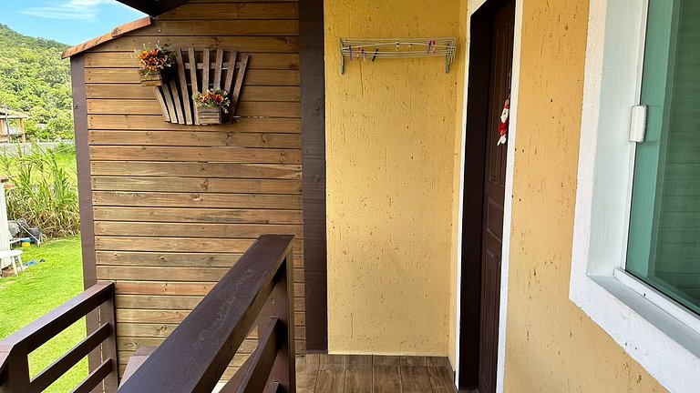 Rede, caiaques, sossego a metros do canal