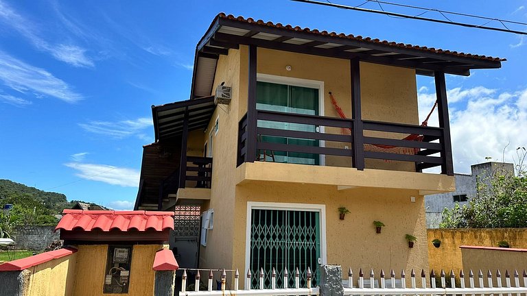 Rede, caiaques, sossego a metros do canal