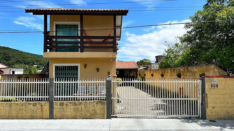 Rede, caiaques, sossego a metros do canal