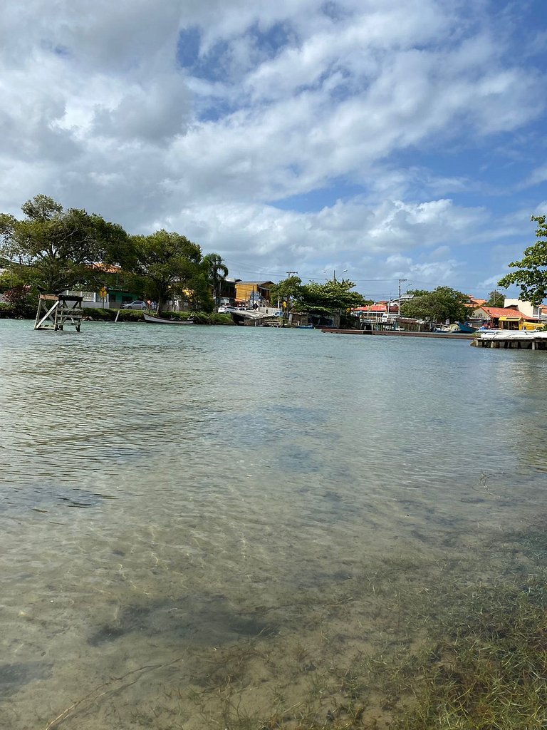 Rede, caiaques, sossego a metros do canal