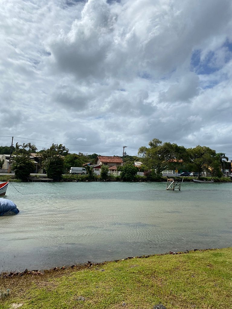 Rede, caiaques, sossego a metros do canal