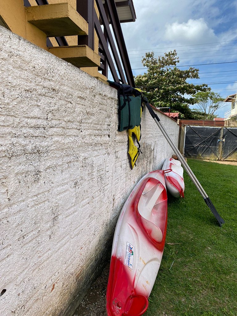 Rede, caiaques, sossego a metros do canal