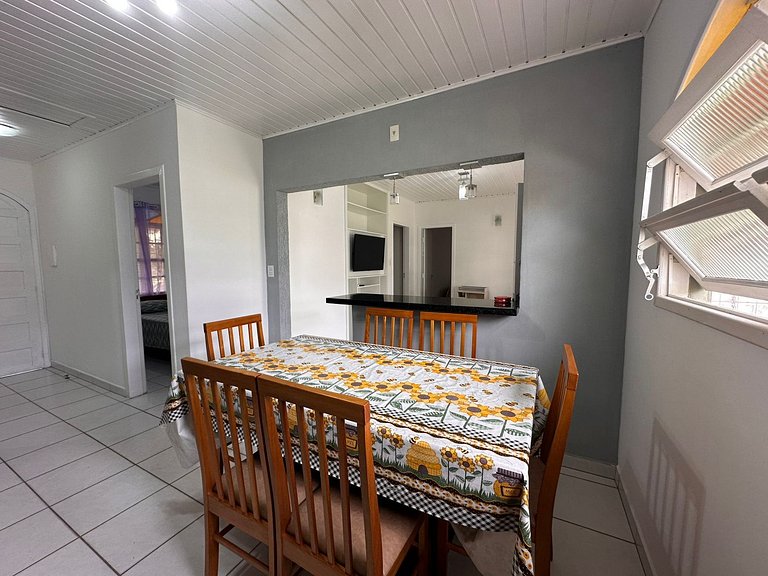 Casa térrea com churrasqueira a metros da praia