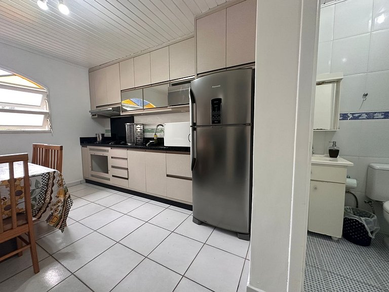Casa térrea com churrasqueira a metros da praia