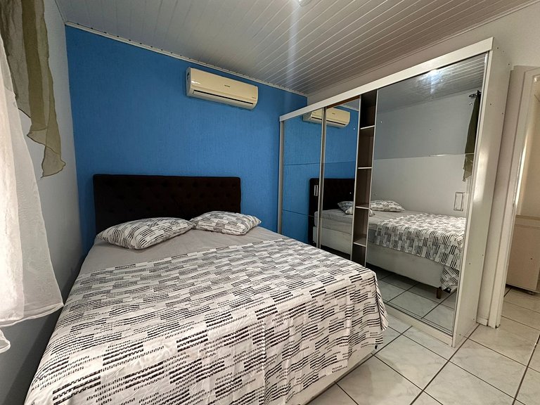 Casa térrea com churrasqueira a metros da praia