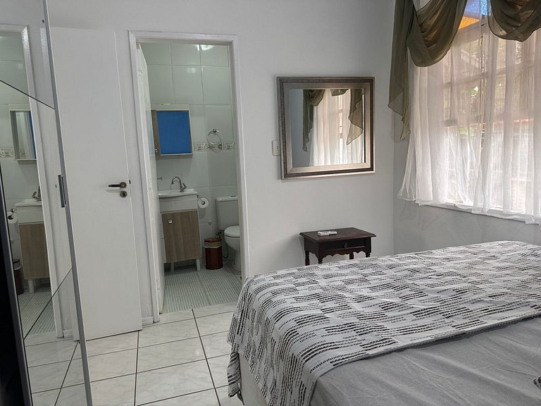 Casa térrea com churrasqueira a metros da praia