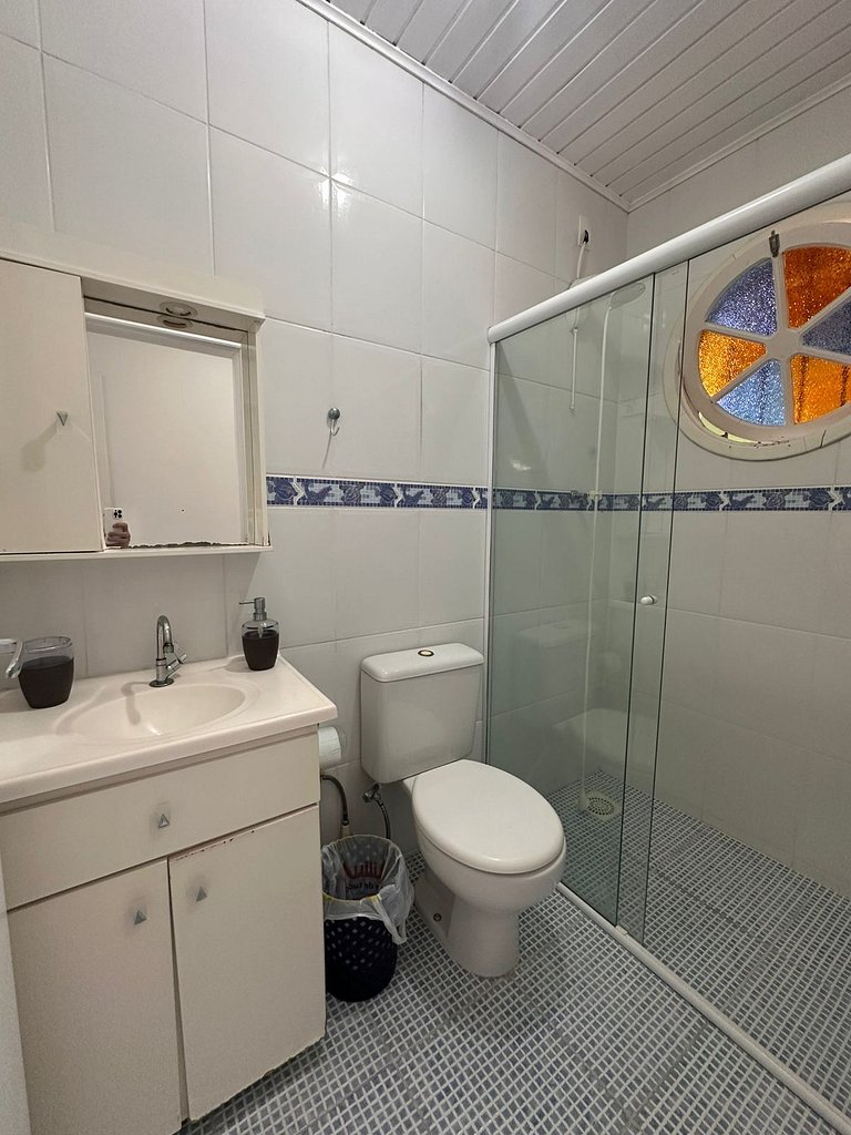 Casa térrea com churrasqueira a metros da praia