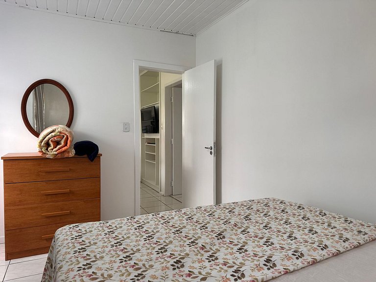Casa térrea com churrasqueira a metros da praia