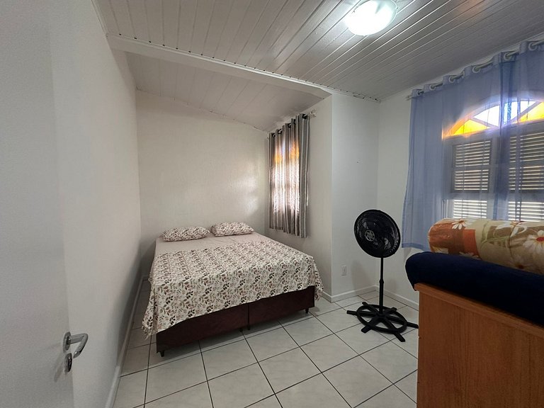 Casa térrea com churrasqueira a metros da praia
