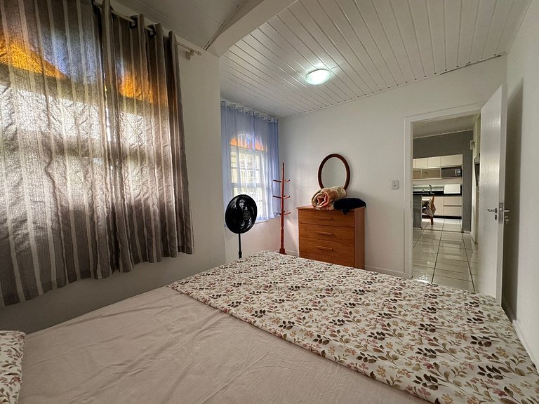 Casa térrea com churrasqueira a metros da praia