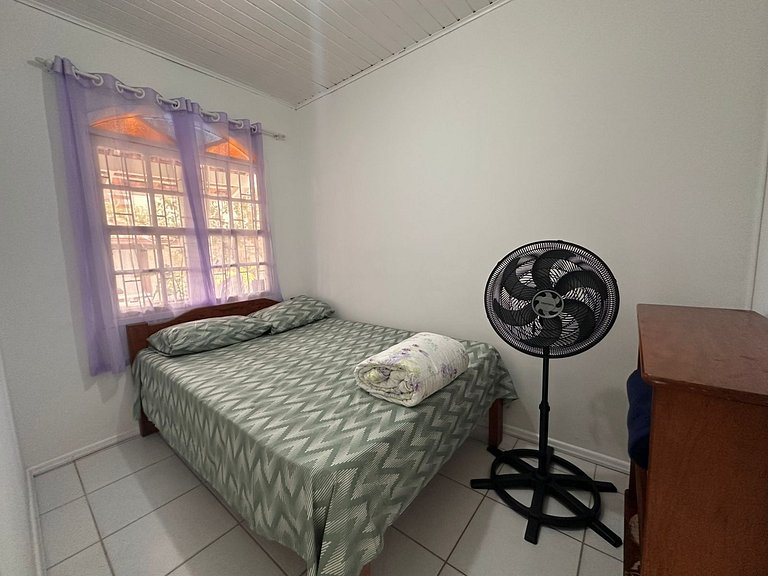 Casa térrea com churrasqueira a metros da praia