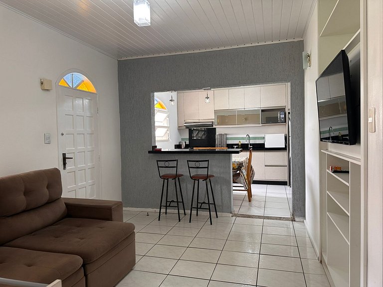 Casa térrea com churrasqueira a metros da praia