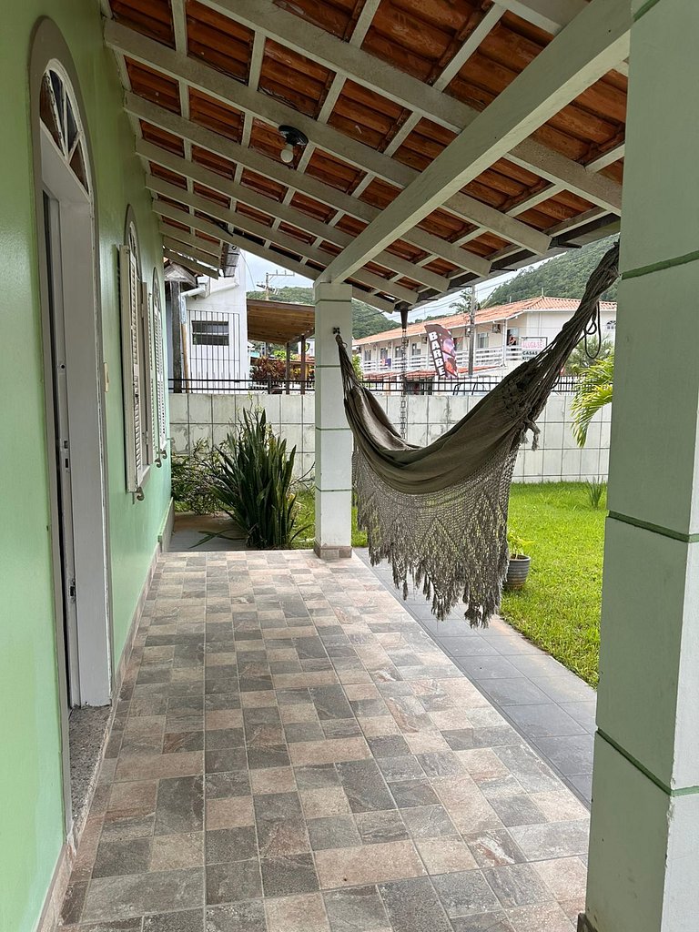 Casa térrea com churrasqueira a metros da praia