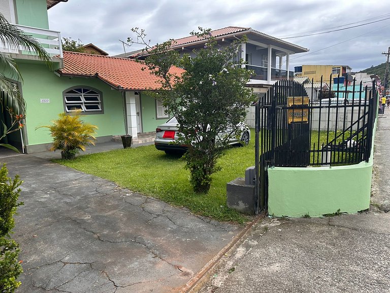Casa térrea com churrasqueira a metros da praia