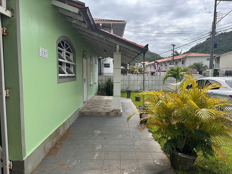 Casa térrea com churrasqueira a metros da praia