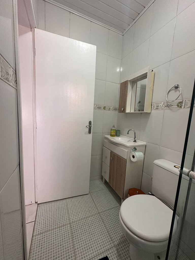 Casa térrea com churrasqueira a metros da praia