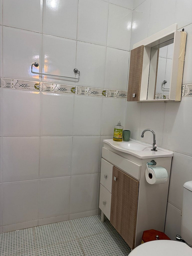 Casa térrea com churrasqueira a metros da praia