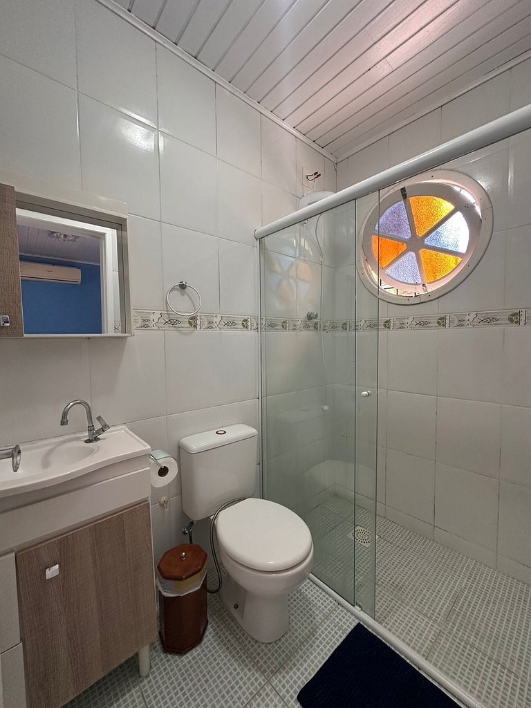 Casa térrea com churrasqueira a metros da praia