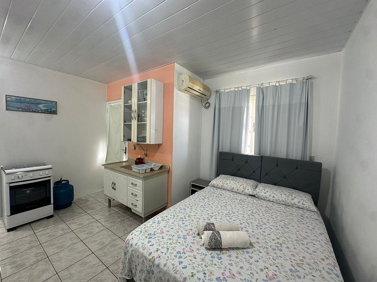 Kitnet completa 5 minutos a pé da praia. Estacionamento