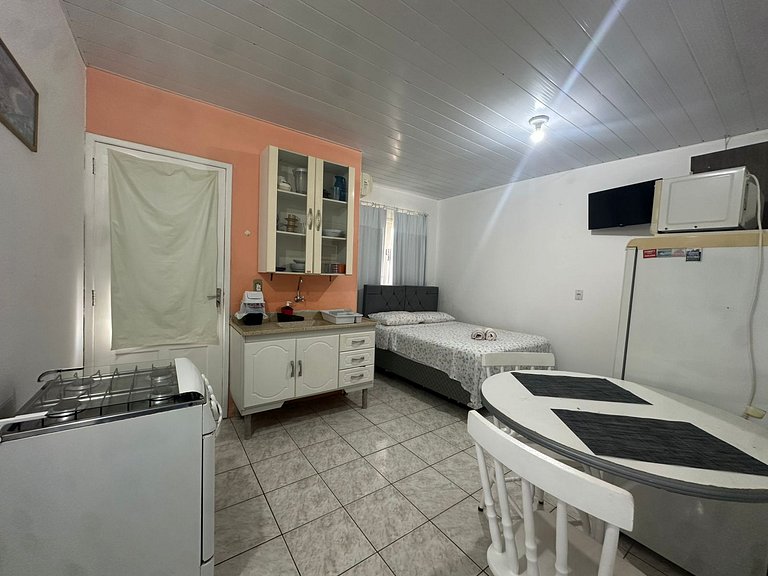 Kitnet completa 5 minutos a pé da praia. Estacionamento