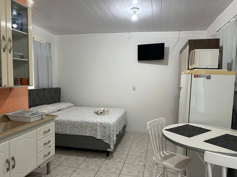 Kitnet completa 5 minutos a pé da praia. Estacionamento