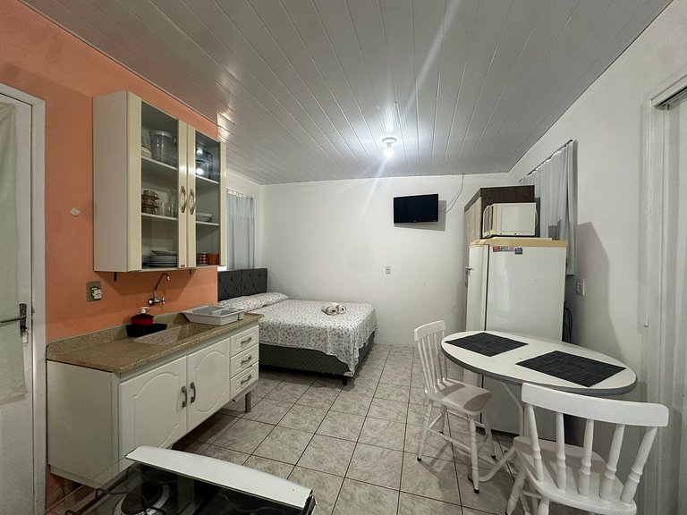 Kitnet completa 5 minutos a pé da praia. Estacionamento