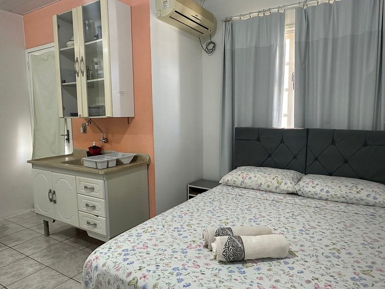 Kitnet completa 5 minutos a pé da praia. Estacionamento