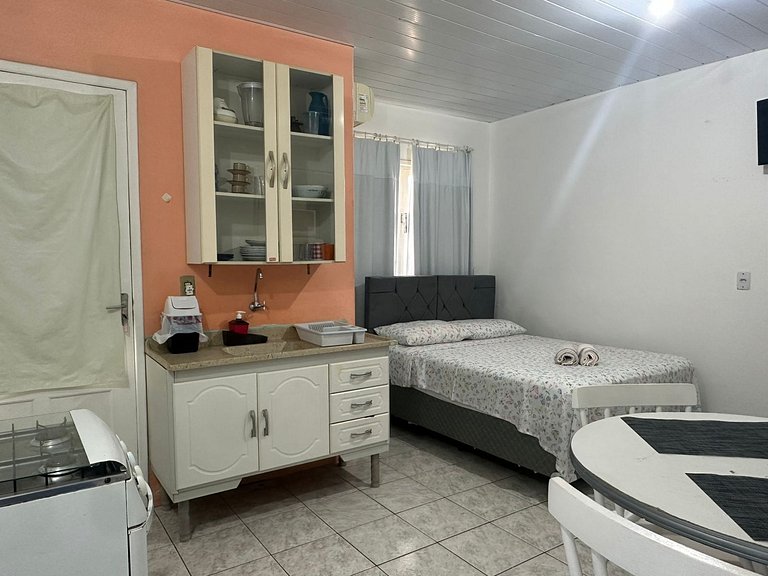 Kitnet completa 5 minutos a pé da praia. Estacionamento