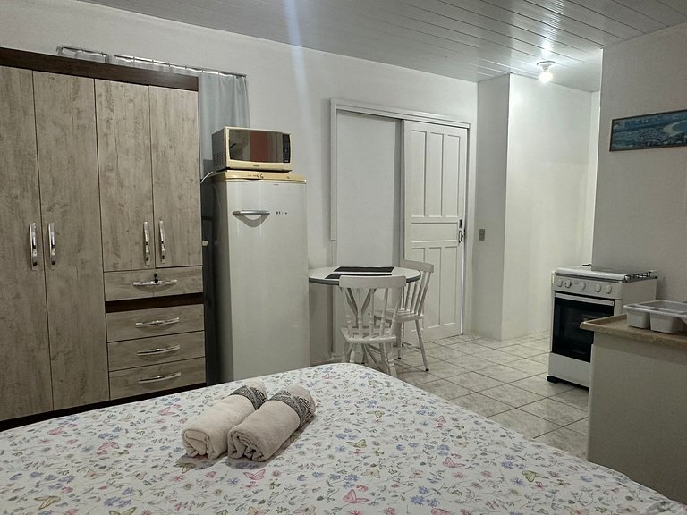 Kitnet completa 5 minutos a pé da praia. Estacionamento