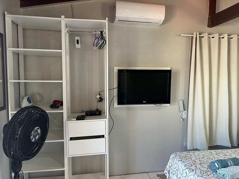 Apto com A/C, estacionamento, bem localizado