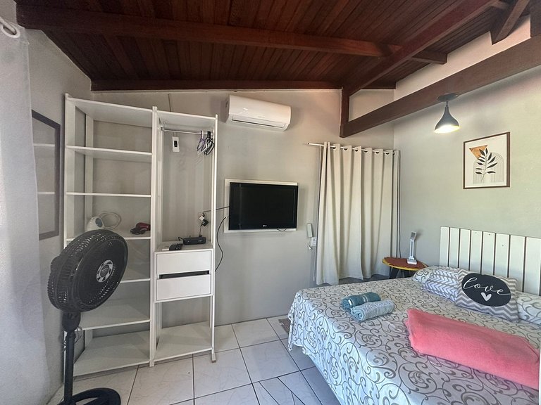 Apto com A/C, estacionamento, bem localizado