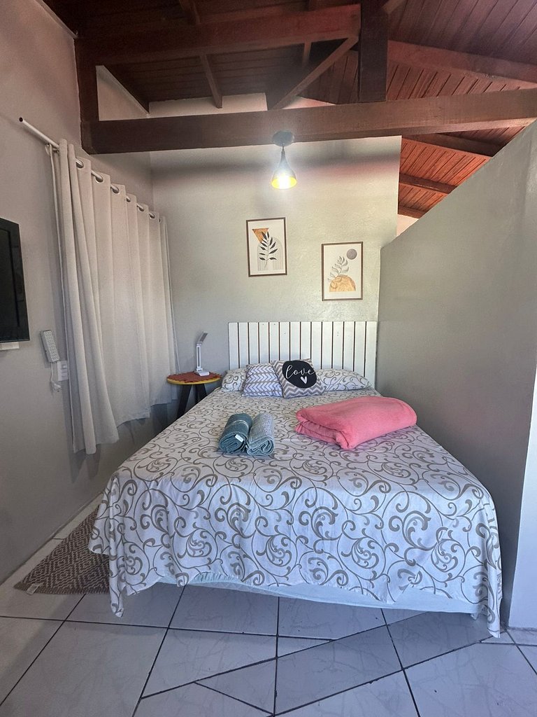 Apto com A/C, estacionamento, bem localizado