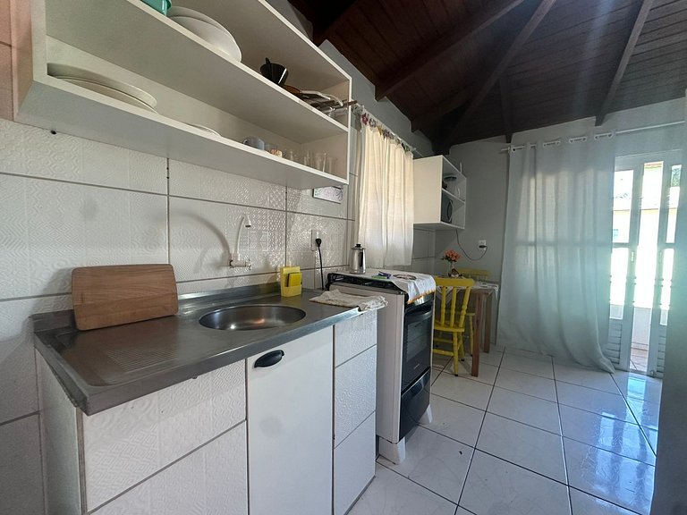 Apto com A/C, estacionamento, bem localizado