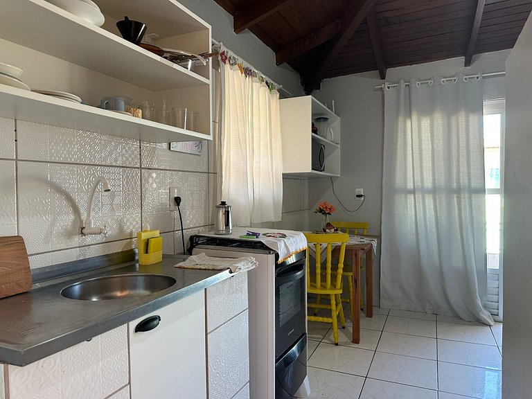 Apto com A/C, estacionamento, bem localizado