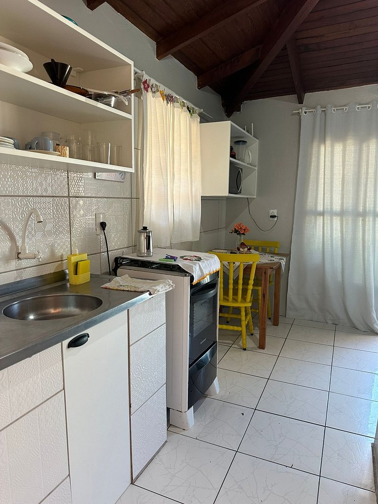 Apto com A/C, estacionamento, bem localizado