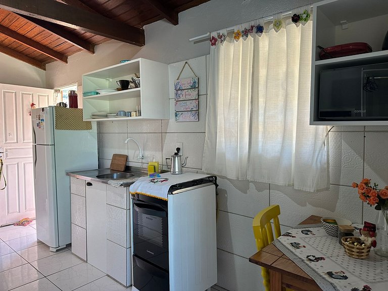 Apto com A/C, estacionamento, bem localizado