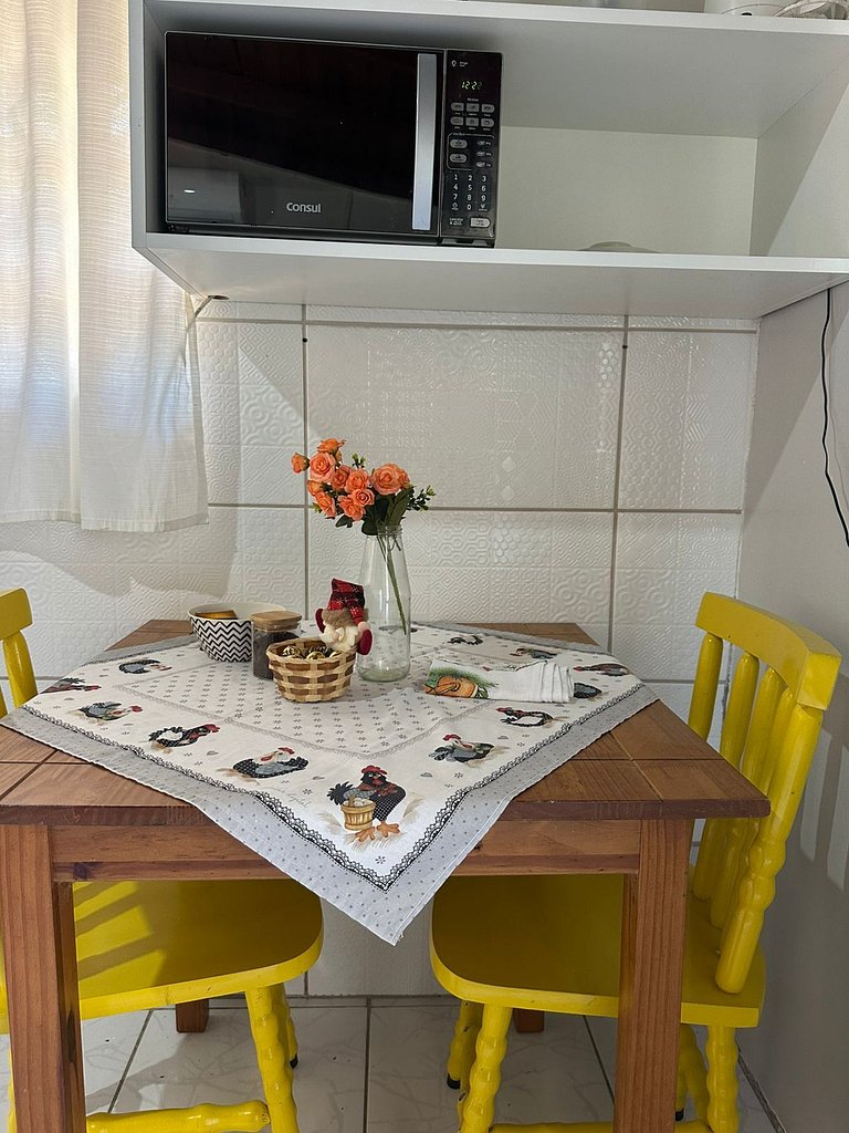 Apto com A/C, estacionamento, bem localizado