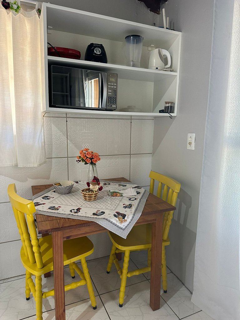 Apto com A/C, estacionamento, bem localizado