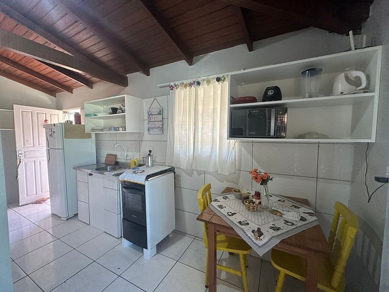 Apto com A/C, estacionamento, bem localizado