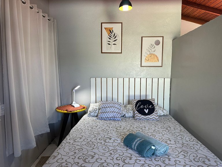 Apto com A/C, estacionamento, bem localizado