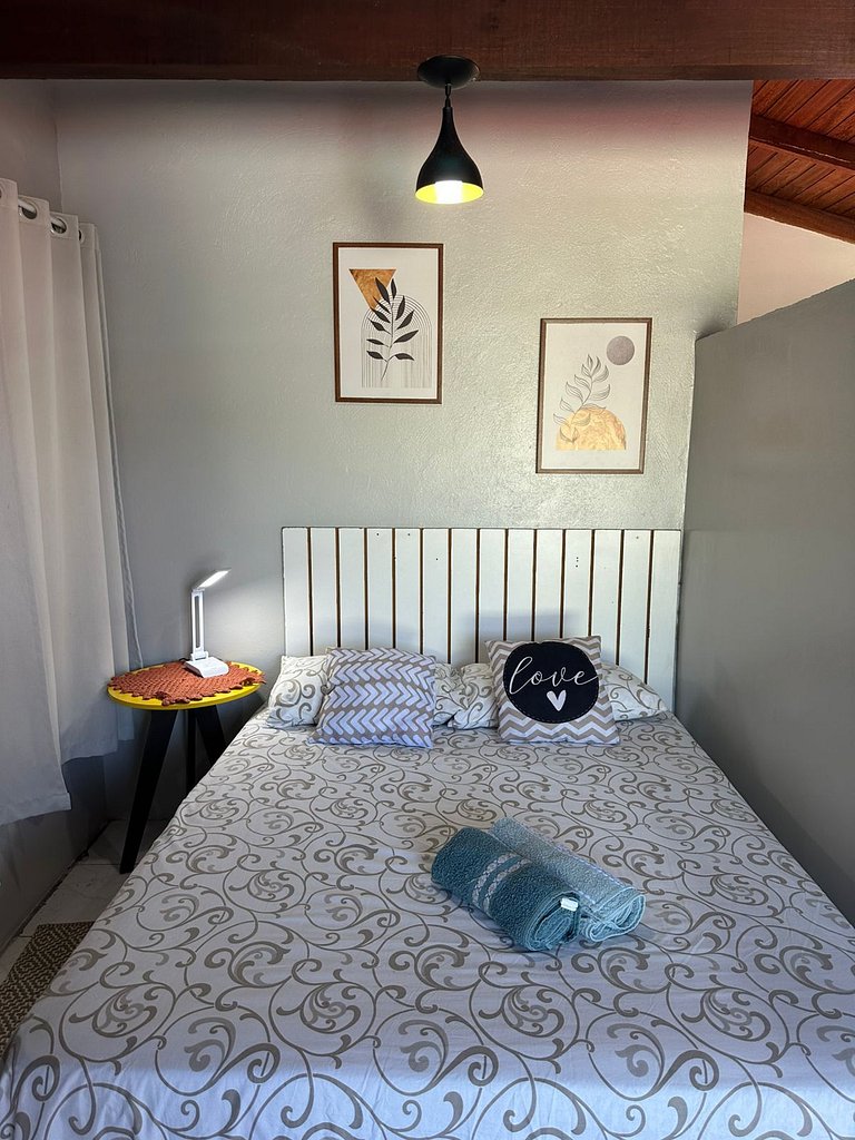 Apto com A/C, estacionamento, bem localizado